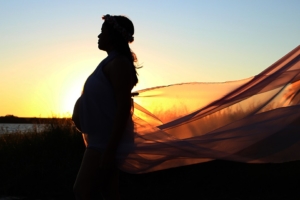 silhouette-of-pregnant-woman-with-sun-behind-her