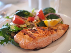 salmon-and-salad-on-a-plate