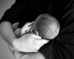 newborn-baby-in-parents-arms