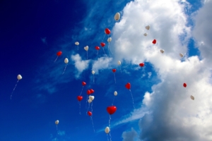 heart-shaped-balloons-in-the-sky