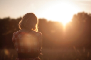 back-of-woman-looking-at-sunrise