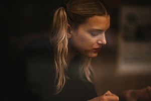 woman-looking-down-at-the-ground