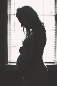 silhouette-of-pregnant-woman-holding-her-belly