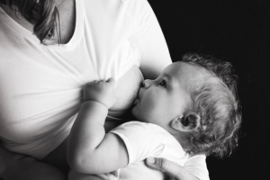 breastfeeding-black-and-white-photo